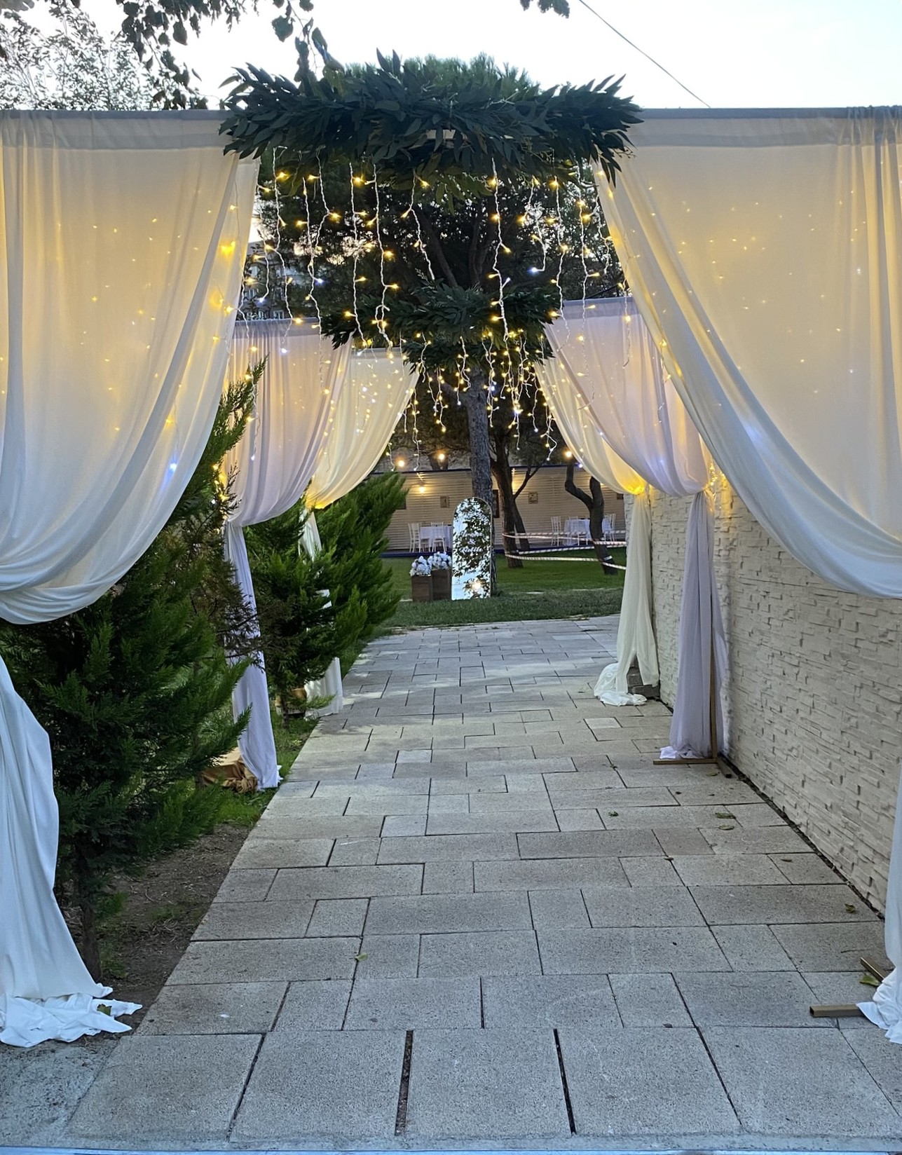 bandırma-giriş-yolu-süslemesi-bandırma-gelin-yolu-bandırma-kır-düğünü-bandırma-düğün-ışıklandırması